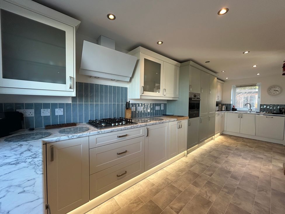 A kitchen with gas hob and oven at Firm Anchor in Salcombe