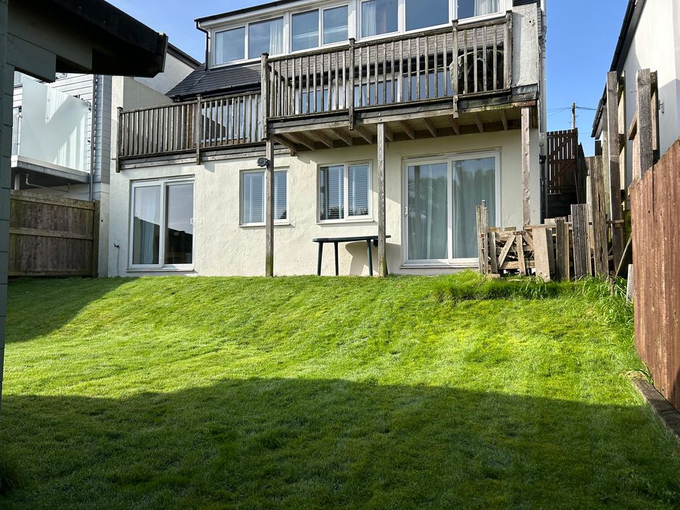 A garden with a house and balcony at Firm Anchor in Salcombe