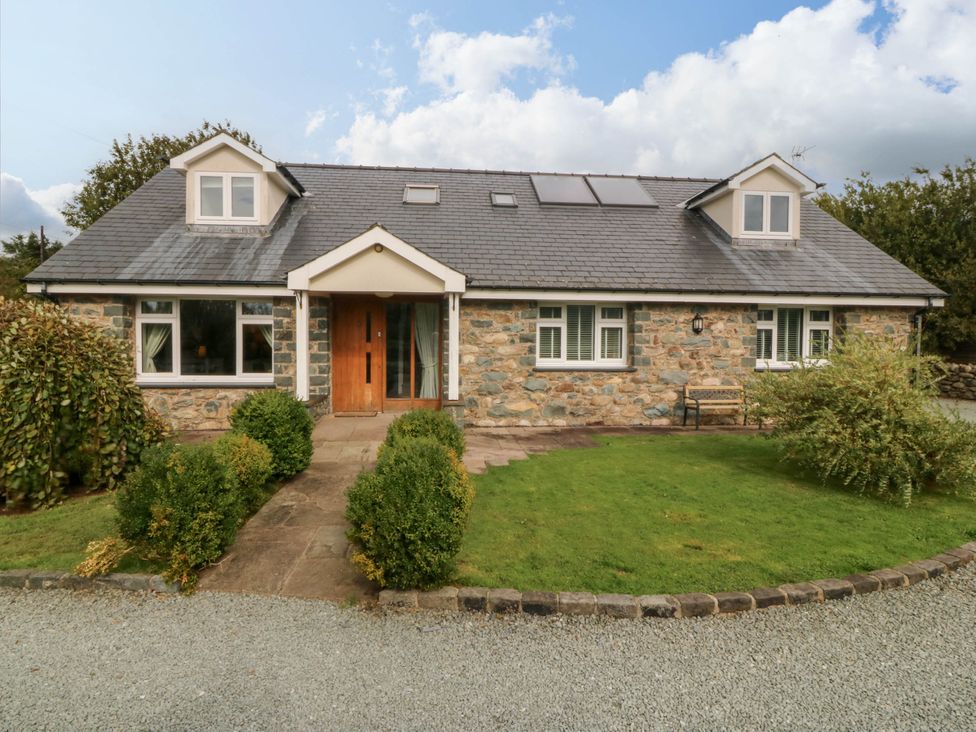 A house with a garden and path at Ty Ni in Dyffryn Ardudwy