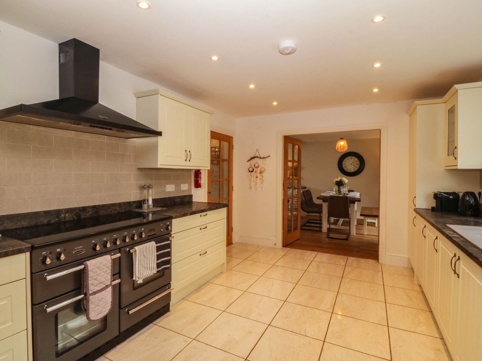 A kitchen with an oven and cabinets at Ty Ni in Dyffryn Ardudwy