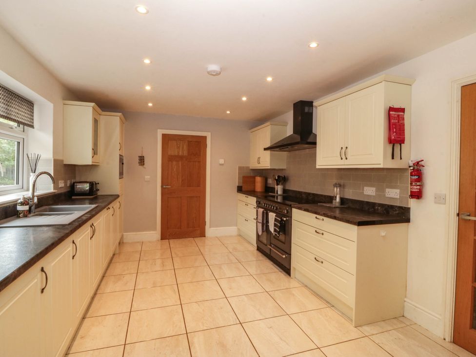 A kitchen with cabinets and an oven at Ty Ni in Dyffryn Ardudwy