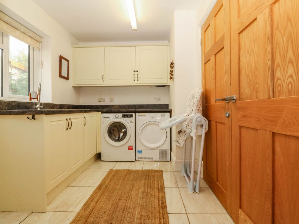 A utility room with appliances and storage at Ty Ni in Dyffryn Ardudwy