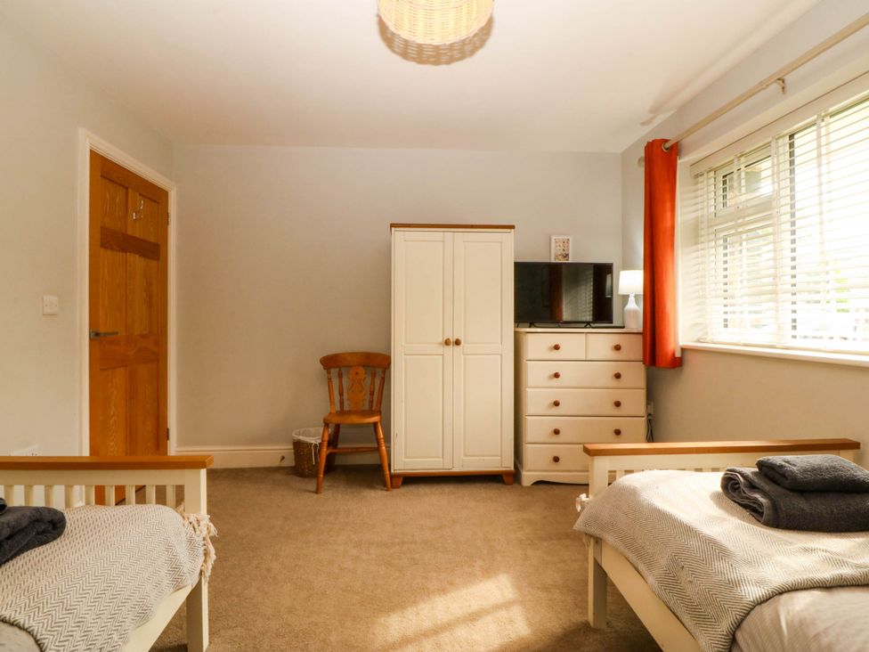 A bedroom with beds and furniture at Ty Ni Dyffryn Ardudwy