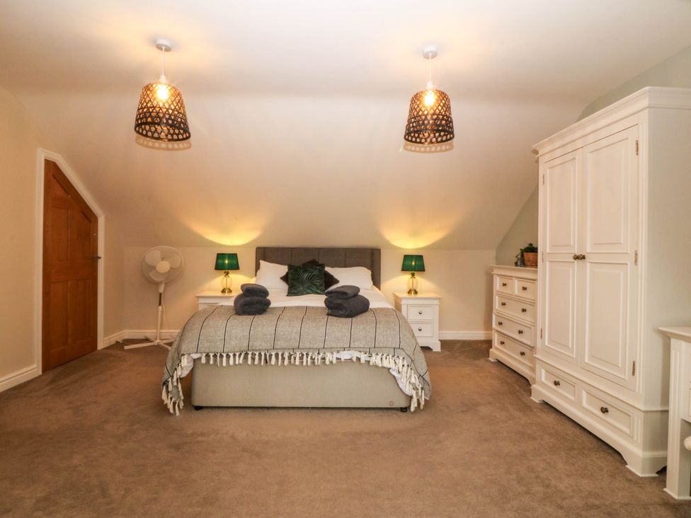 A bedroom with a bed and furniture at Ty Ni Dyffryn Ardudwy