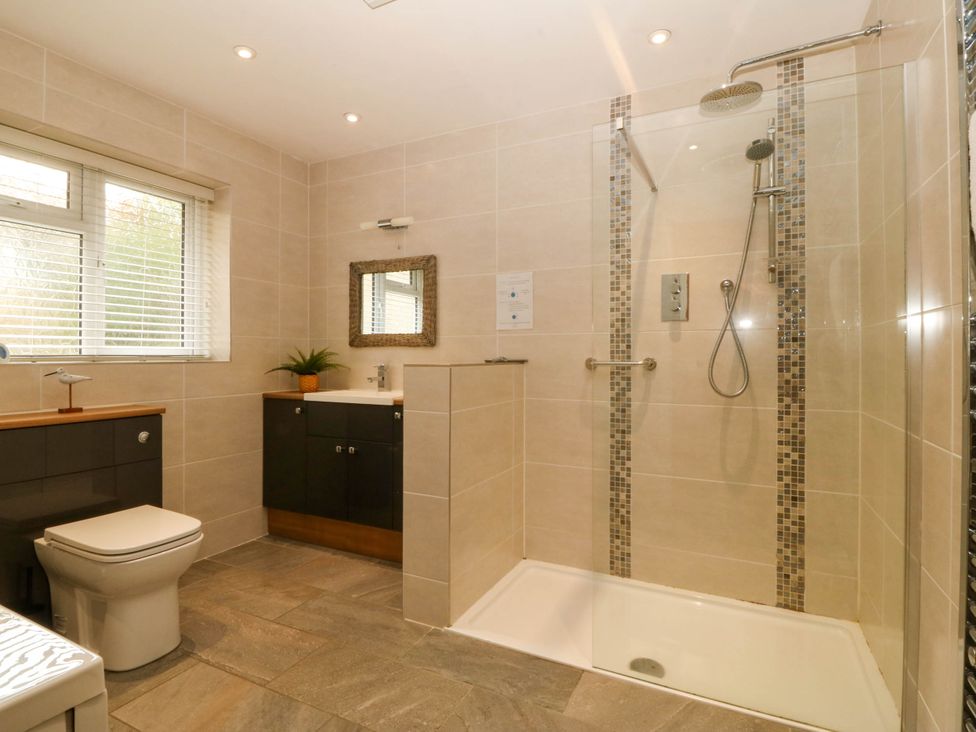 A bathroom with a shower and toilet at Ty Ni in Dyffryn Ardudwy