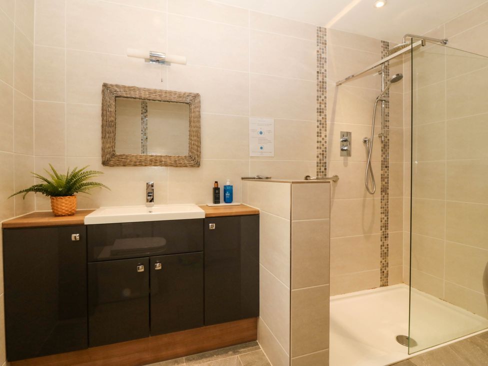 A bathroom featuring a shower and sink at Ty Ni Dyffryn Ardudwy