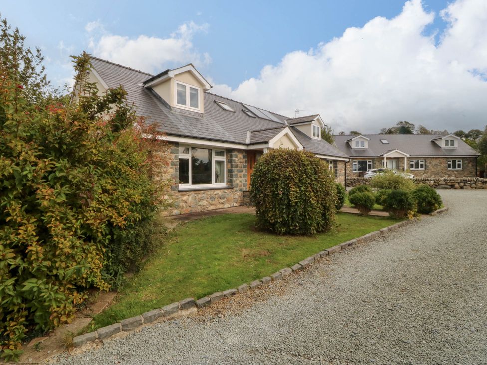 A house with garden and gravel drive at Ty Ni Dyffryn Ardudwy