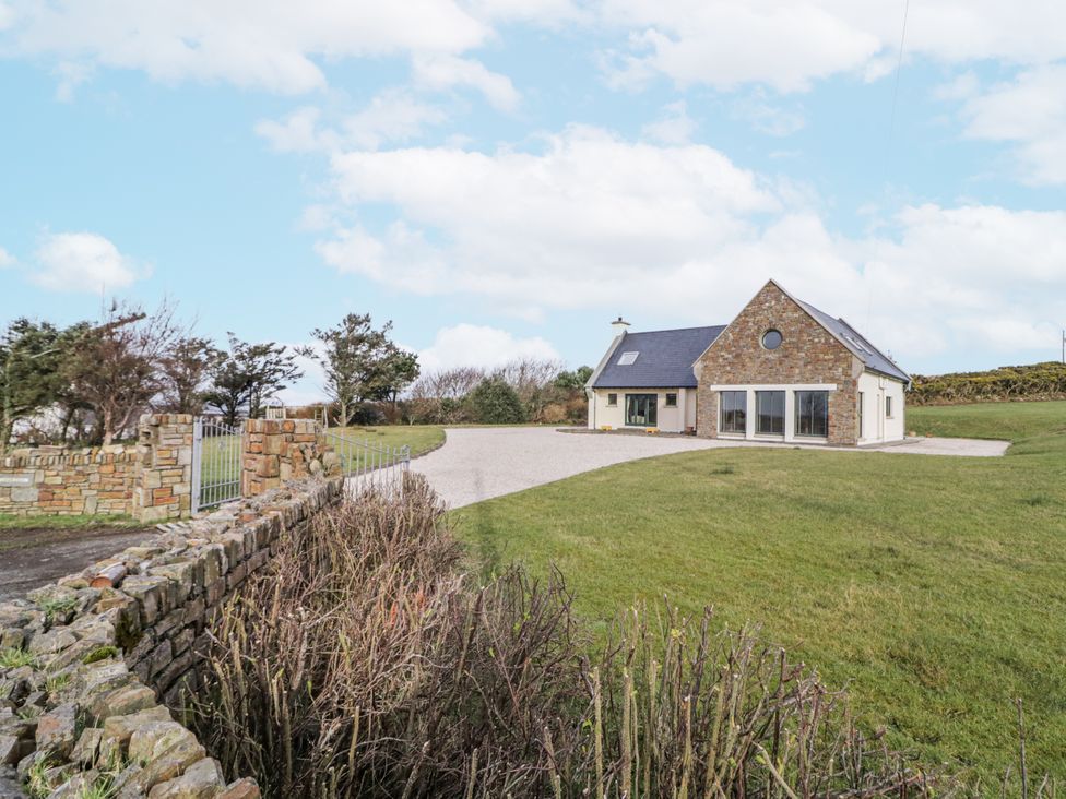 A house with a gate and driveway at Cashelrehine Falcarrheh