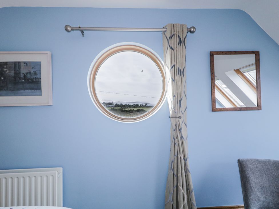 A room with a circular window and a curtain at Cashelrehine in Falcarrheh