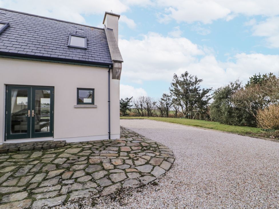 A house exterior with gravel driveway and lawn at Cashelrehine in Falcarrheh