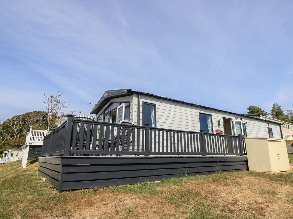 A mobile home with a deck at 31 Crosswinds in Bembridge