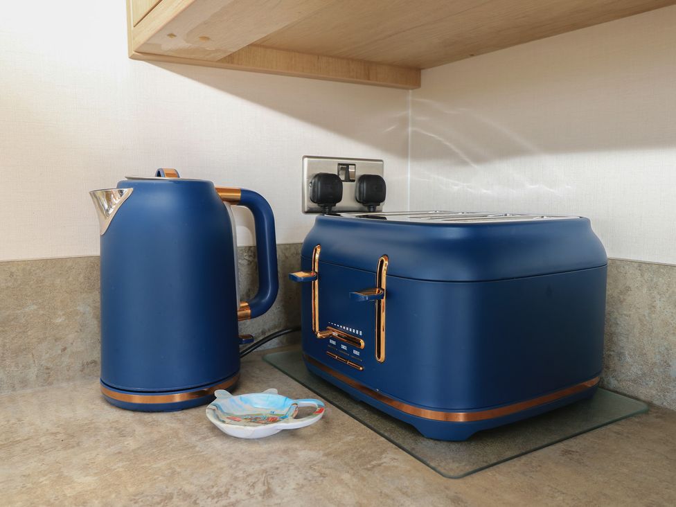 A kettle and toaster on a countertop at 31 Crosswinds in Bembridge