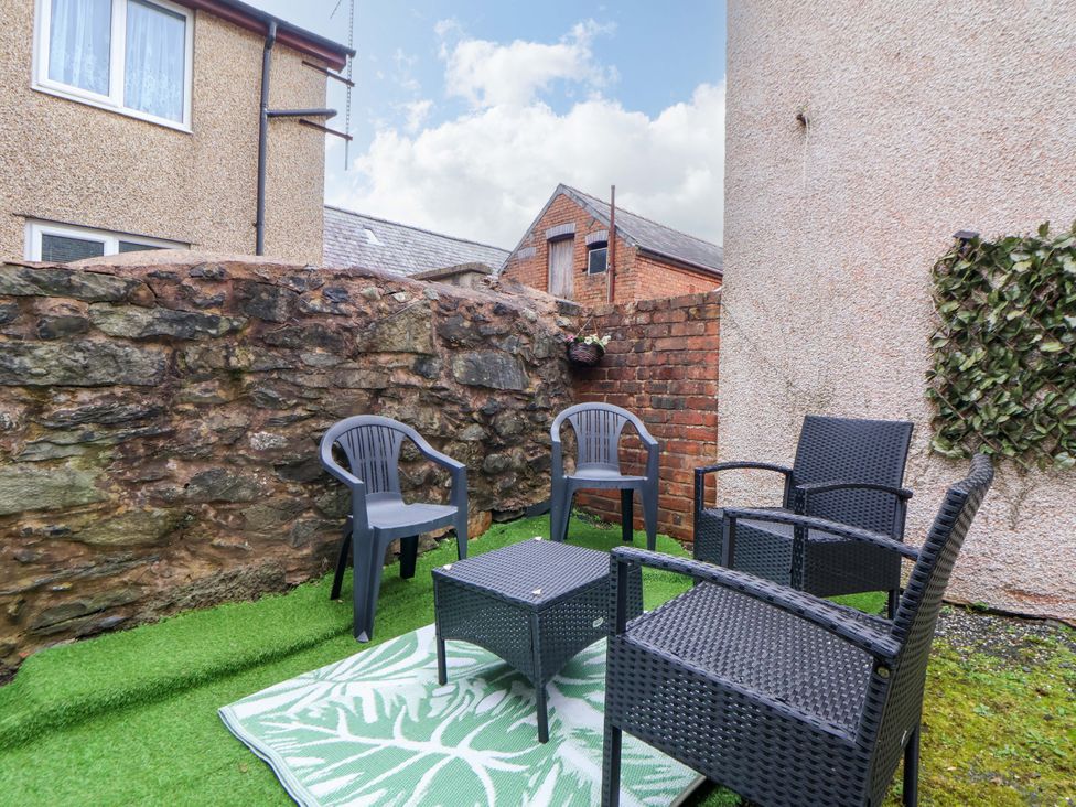 A garden with seating area featuring chairs and a table at Hill View in Bala
