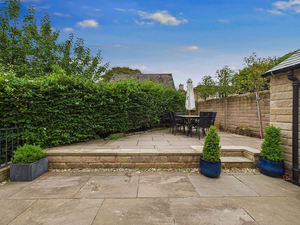 A garden with a table and chairs at Oakwood Lodge in Tansley
