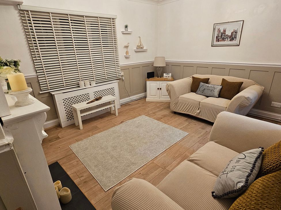 A living room with two sofas and a coffee table at Twisted Chimney View in Alford