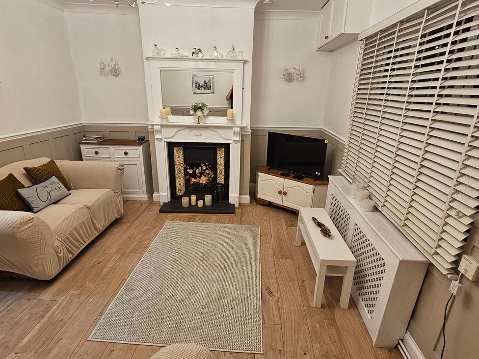 A living room with a fireplace and sofa at Twisted Chimney View Alford