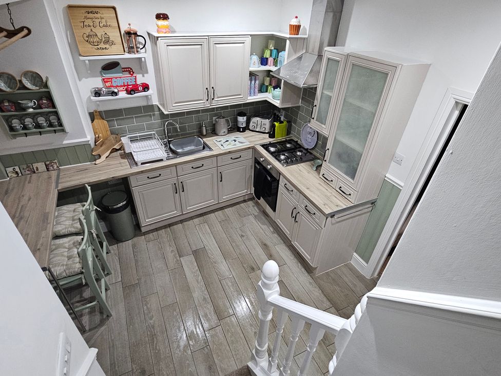 A kitchen with cabinets and appliances at Twisted Chimney View in Alford