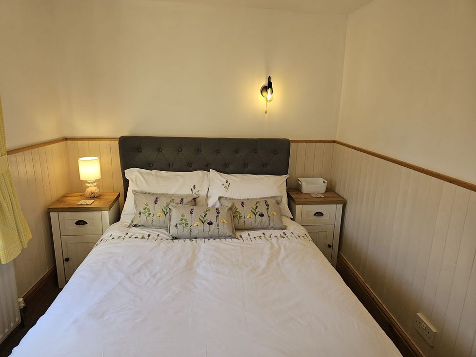 A bedroom with a bed and nightstands at Twisted Chimney View in Alford