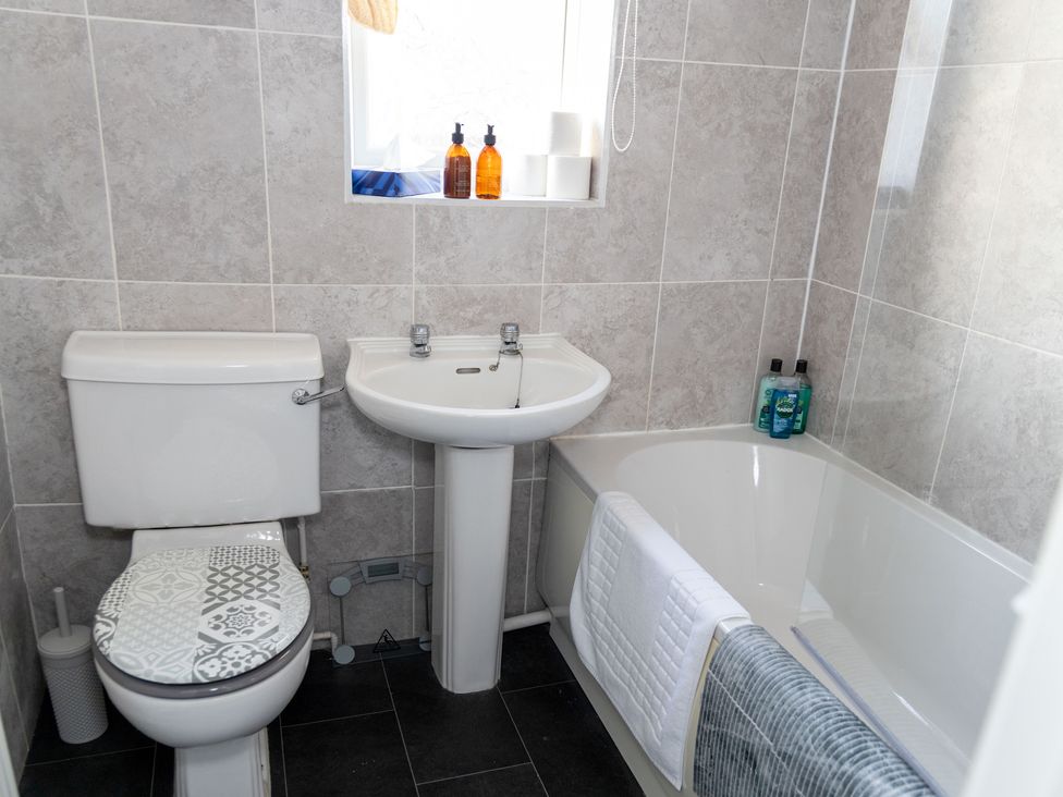 A bathroom with a sink, toilet, and bathtub at Deer Hill Grove in York