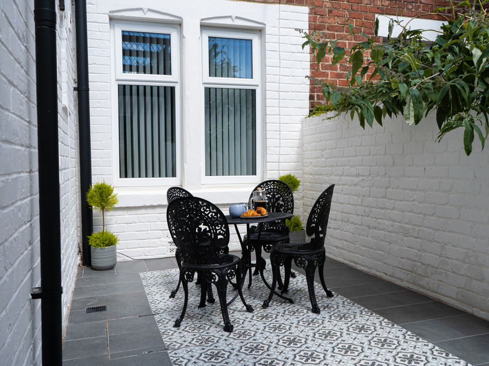 An outdoor area with a table and chairs at The George in Whitley Bay