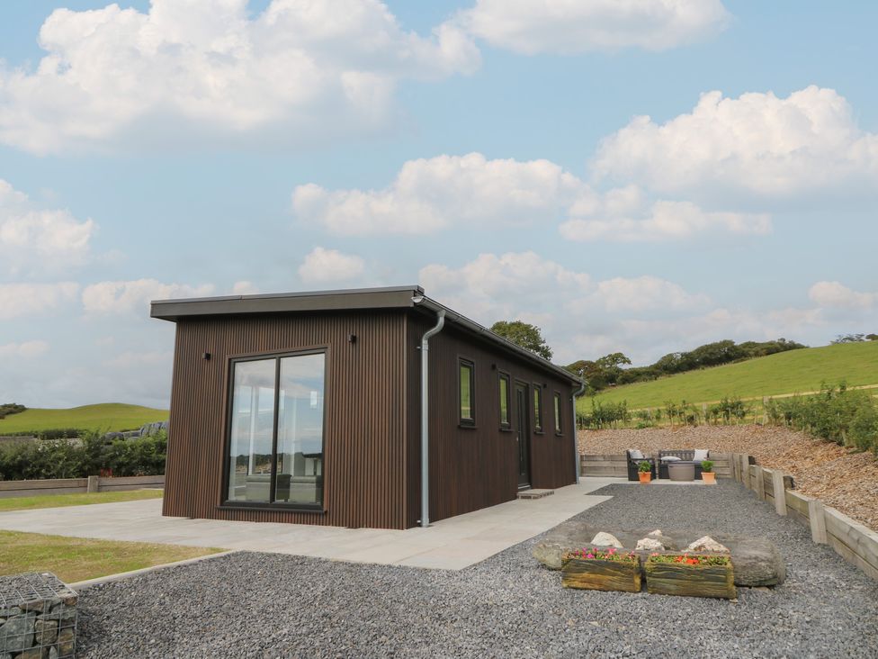 A modern house with a patio and outdoor furniture in Rydlan Aberystwyth