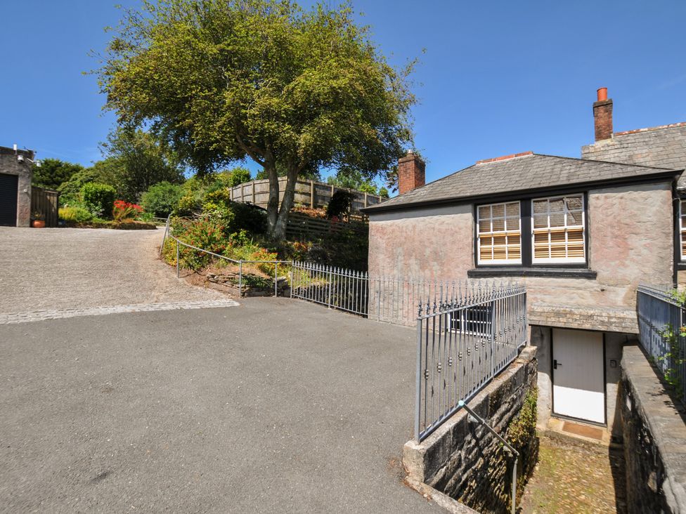 A house and driveway at Jolly Crabber in Porthpean near St Austell