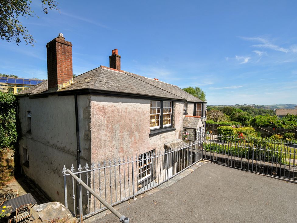 A house with a garden and fence at Jolly Crabber in Porthpean near St Austell