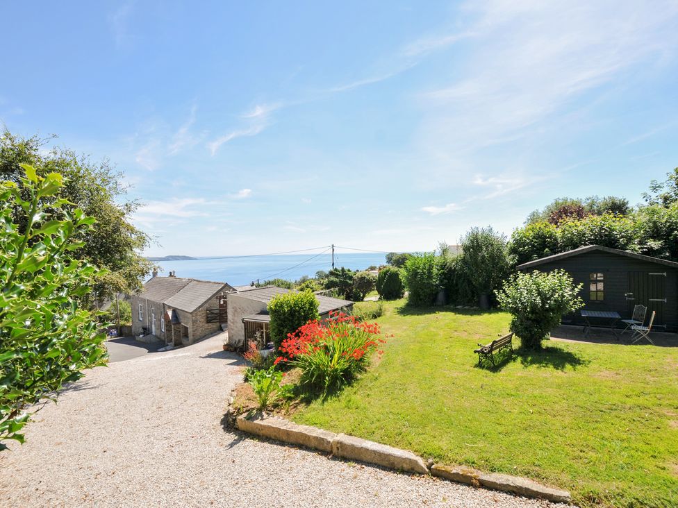 A garden with a view of the sea at Jolly Crabber in Porthpean near St Austell