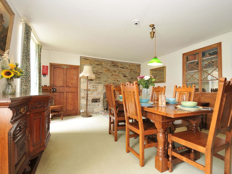 A dining room with a dining table and chairs at Smugglers in Porthpean near St Austell
