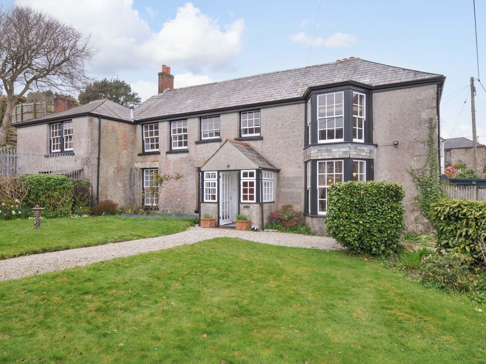 A house with a garden and pathway at Smugglers in Porthpean near St Austell