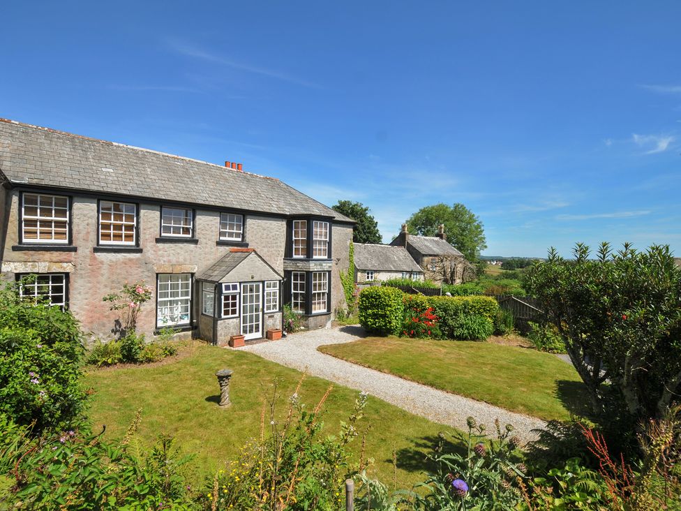 A house with garden and trees at Smugglers in Porthpean near St Austell