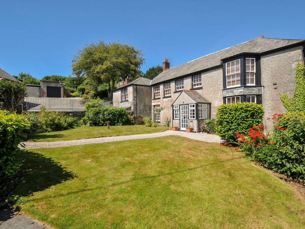 A house with a garden and trees at Smugglers in Porthpean near St Austell