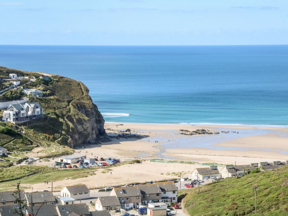 A beach with houses near the cliff at Watermouth Castle, Bassett Apartment in Berrynarbor near Ilfracombe