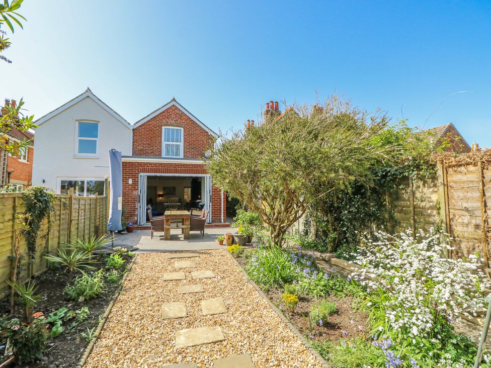 A garden with a table and chairs at 4 Copse Lane Freshwater