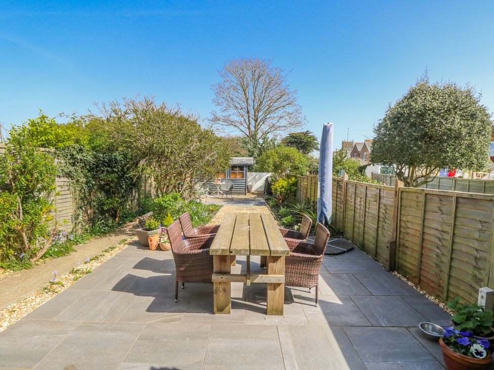 A garden with a table and chairs at 4 Copse Lane Freshwater