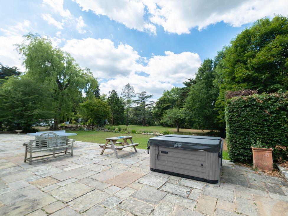 A garden with a hot tub and seating at Gildridge Whitesmith near East Hoathly