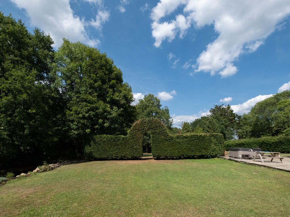 A garden with a hedge and trees at Gildridge Whitesmith near East Hoathly