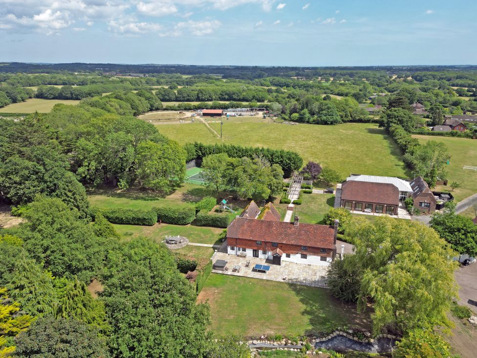 A house with garden and swimming pool at Gildridge Whitesmith near East Hoathly
