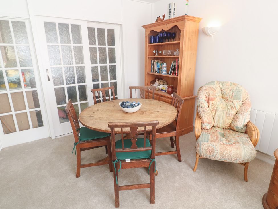 A dining room with a table and chairs at Flat 2, Moonrakers St. Ives