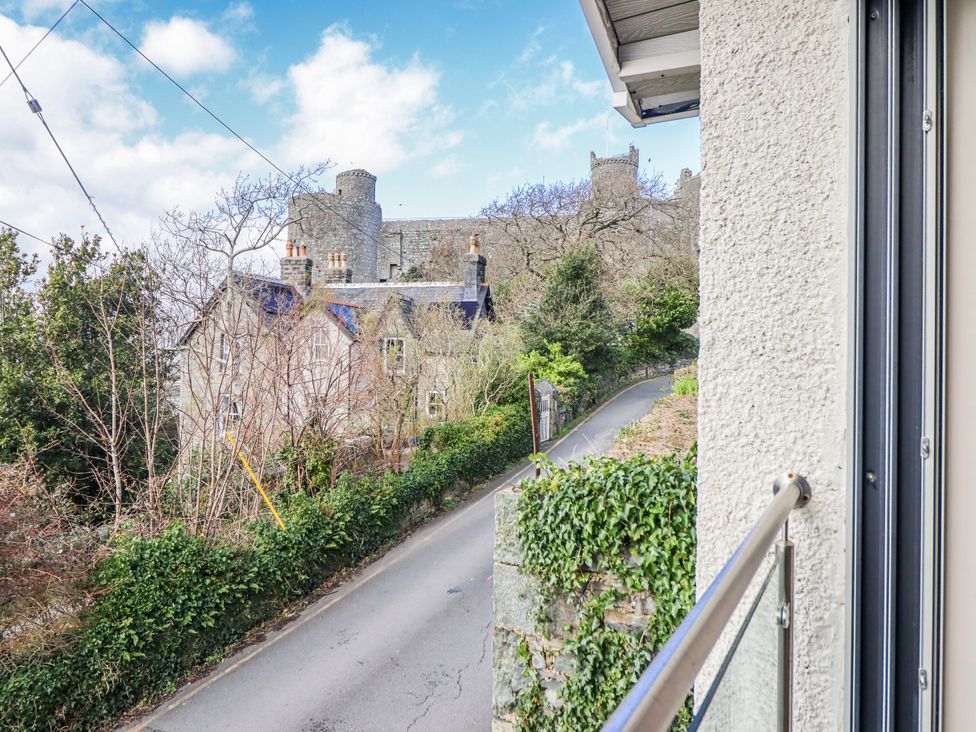 A view of a road and building near a castle at Hafod Y Bryn in Harlech