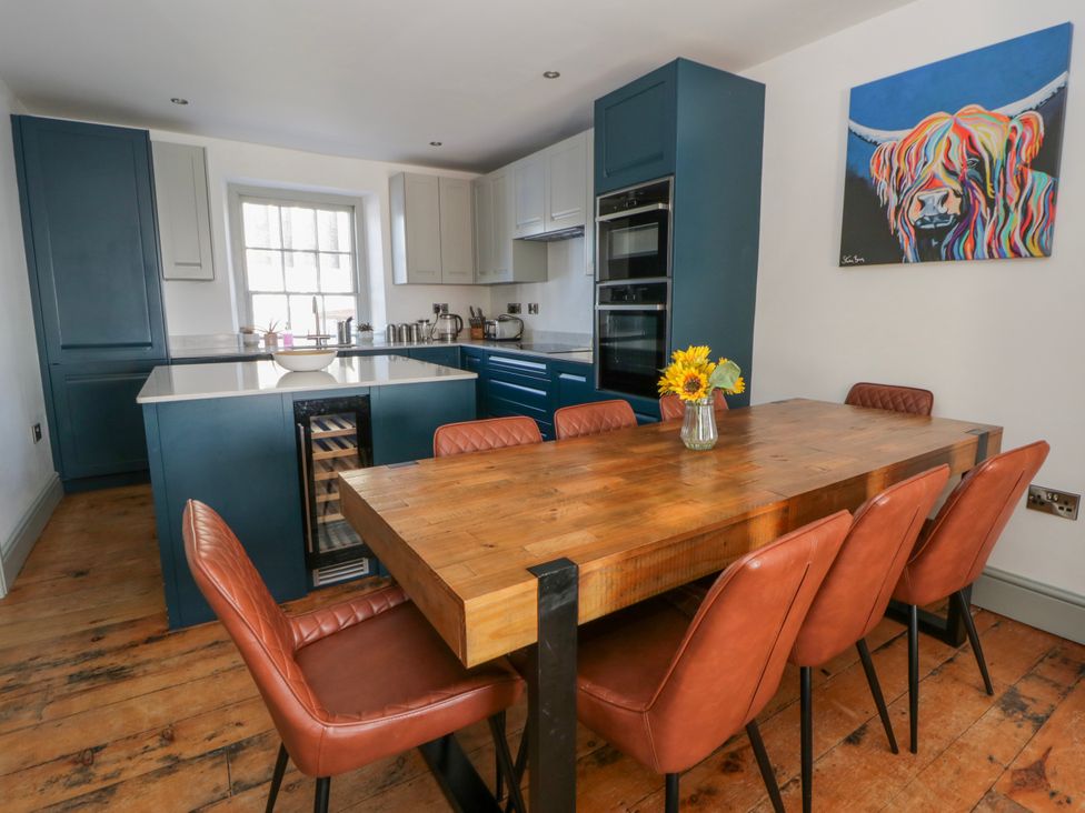 A kitchen with a dining table and chairs at Island House in Aberaeron