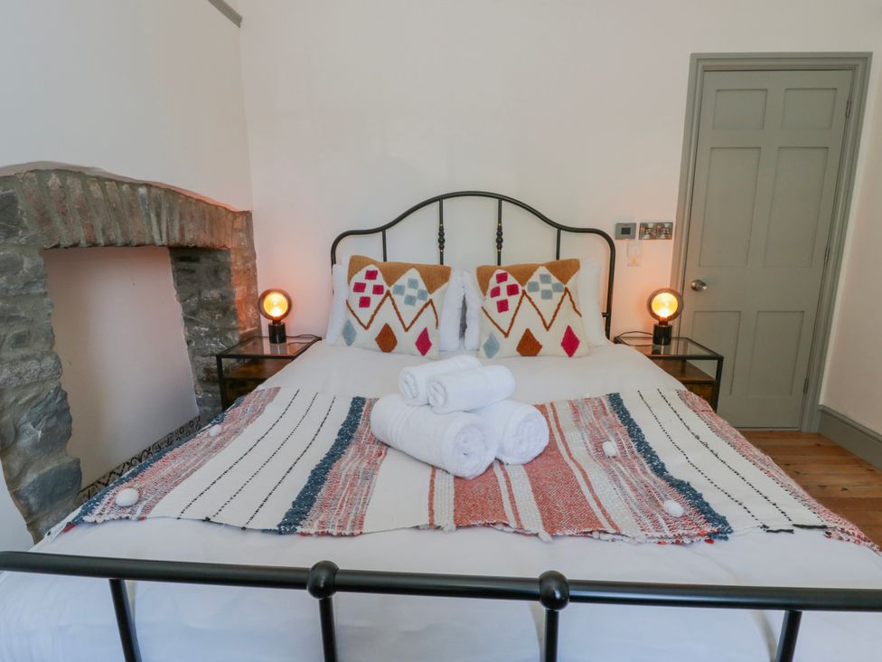 A bedroom with a bed and bedside tables at Island House in Aberaeron