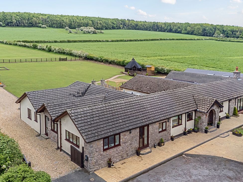 A house with a garden and field at Brookway Lodge in Caerwys