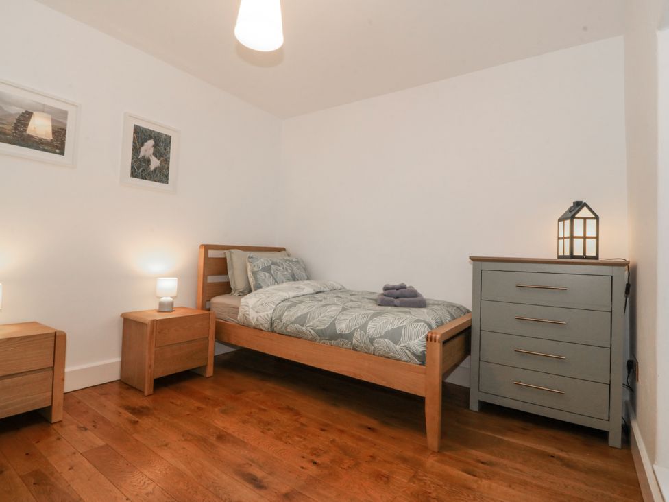 A bedroom with a bed and furniture at Ty Capel Bethania in Nant Gwynant