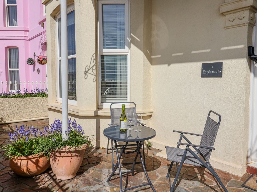 An outdoor seating area with a table and chairs at Sea Lovers in Exmouth