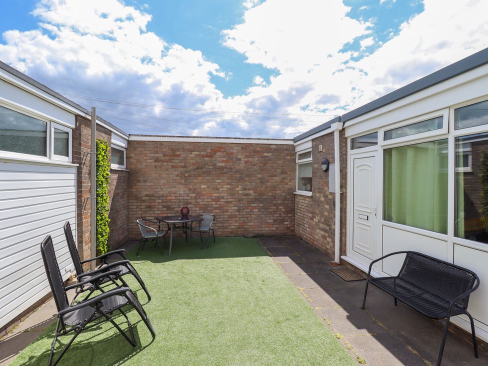 A garden with table and chairs at Seaside Retreat near Chapel Point near Chapel St Leonards