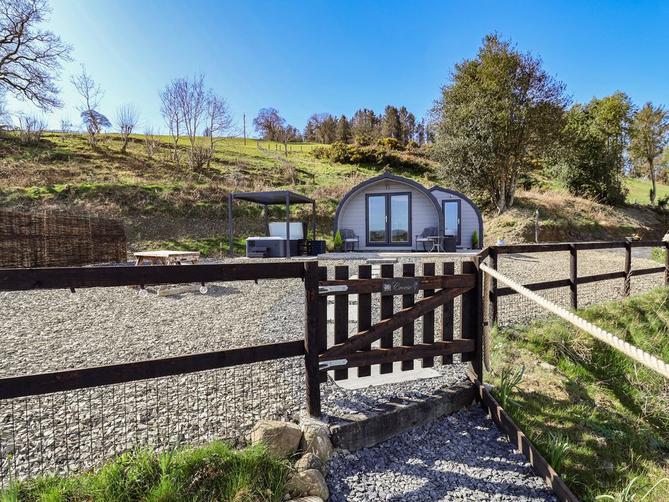 An outdoor area with a cabin and gravel path at Lili Wen Fach in Ruthin