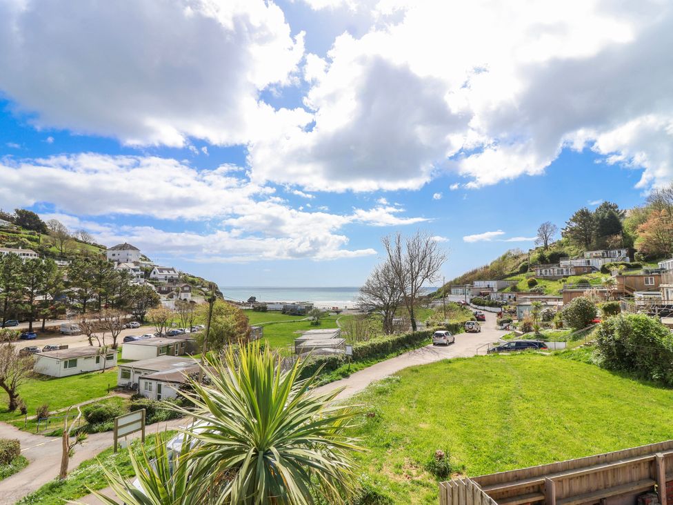 A view of the sea and mobile homes at Shells Cottage in Looe