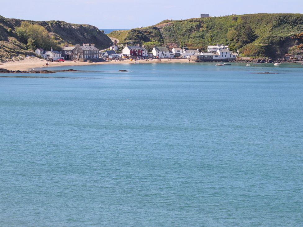 A beach with houses and boats at Seaviews in Nefyn