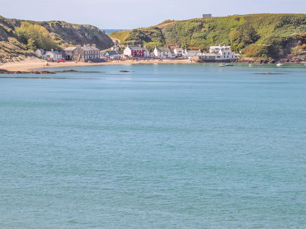 A beach with houses and boats at Seaviews in Nefyn